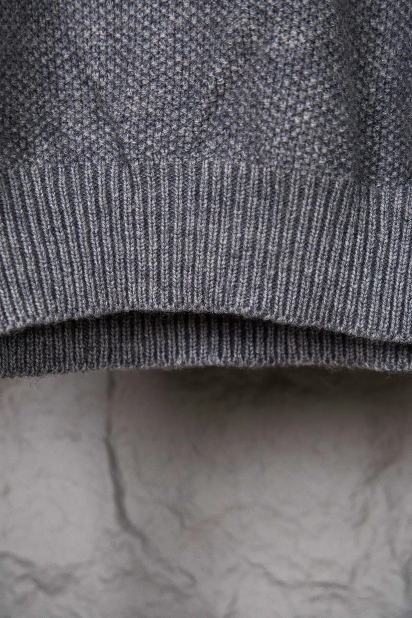 P290 ChromeHearts popular Chrome Hearts CH Sanskrit horseshoe cross embroidery pullover round neck raglan sleeve sweater. Contrast color splicing raglan round neck knitted sweater, unique knitting texture, soft and skin-friendly, classic pattern embroidery on the front and back. Retro chic. The contrasting color raglan sleeve design and the thick stitching craftsmanship at the joints make it look great when worn alone or layered! The fit is loose and slimming! Fashionable patchwork colored sweater, colorfully intertwined, with clear layers, warm and slimming. Whether worn alone or layered, you can easily control various styles and show your personal charm. The raglan sleeves are shoulder-width in contrasting colors and have ultra-detailed embroidery on the front and back, giving it a casual street feel. It looks great when worn alone! The sleeves are designed with contrasting colors and seams, and the round neck style reveals the neck and flatters the face shape! Wool blend knitted fabric, soft, comfortable and warm to the touch. Contrasting color design➕Loose fit, not flattering on your body shape and slimming, not to mention how easy it is to wear! Basic, versatile and fashionable classic! Black and white are versatile! Black and gray high-end! Couples get involved!  Color: black and white/black gray Size: S~M~L